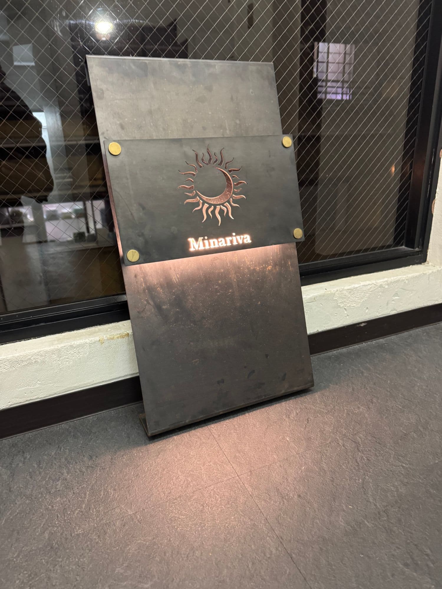 Minarivaの店頭に置かれた看板