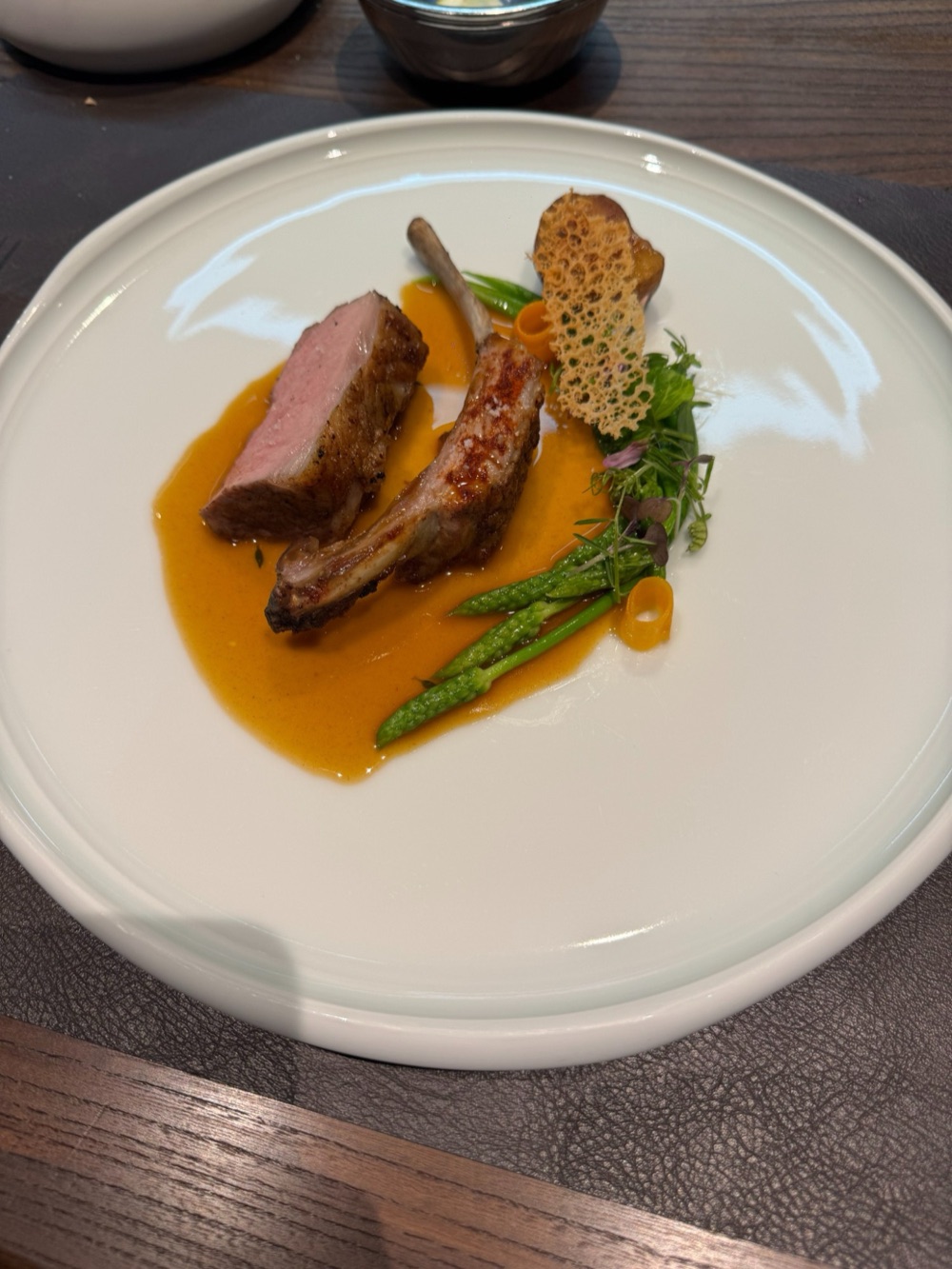骨付き肉とアスパラの料理