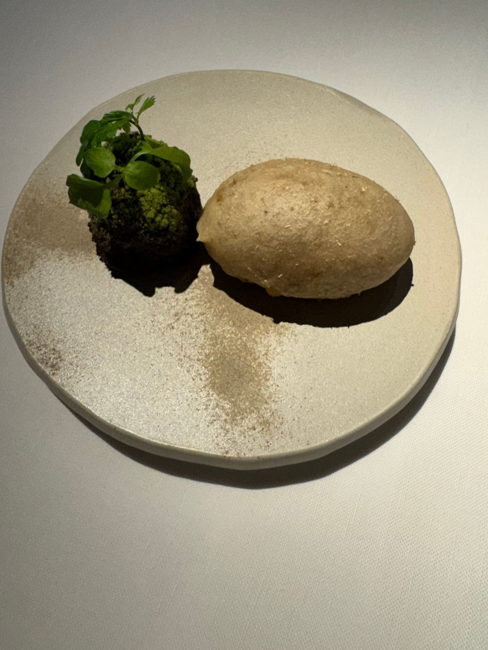 発酵中の生地を使ったパンと料理
